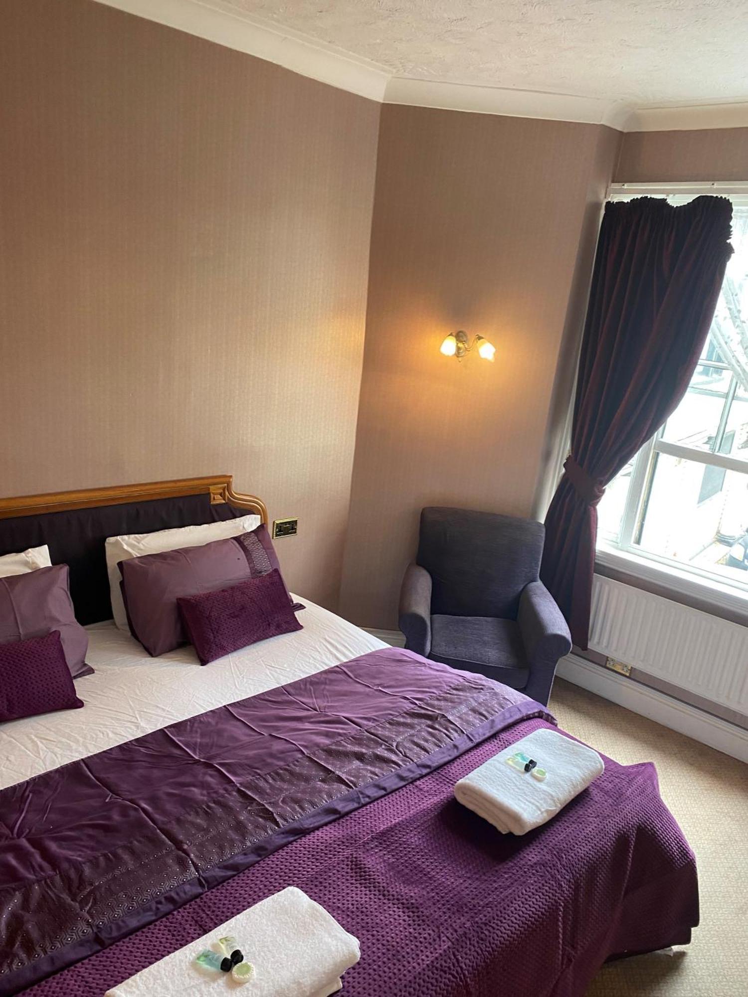 The Royal Victoria & Bull Hotel โรเชสเตอร์ ภายนอก รูปภาพ